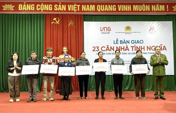 Trao tặng 23 căn nhà tình nghĩa, phát thuốc miễn phí cho các hộ nghèo và người dân vùng lũ -0