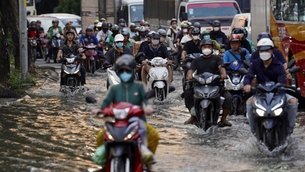 Nhiều tuyến đường ngập nặng trong đỉnh triều giữa tháng 10 âm lịch