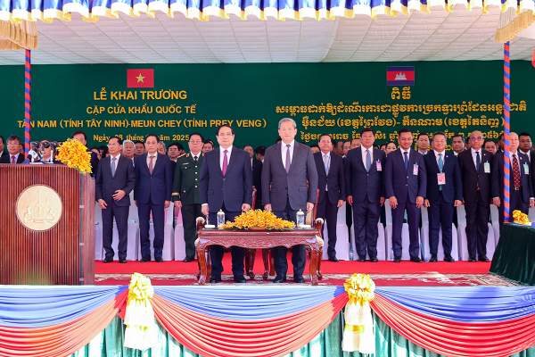 Thủ tướng Phạm Minh Chính cùng Thủ tướng Campuchia khai trương cặp cửa khẩu quốc tế mới -0