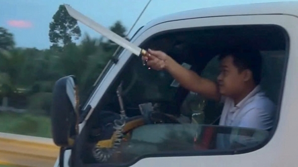 Đồng Tháp: Xử phạt tài xế cầm dao dọa người trên cao tốc