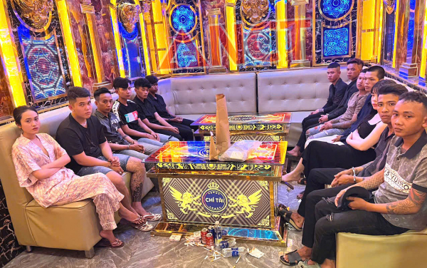 Đột kích quán karaoke ở Cần Thơ phát hiện nhiều đối tượng 