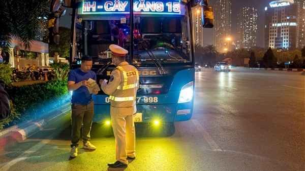 CSGT kiểm tra xe khách cả đêm, phát hiện nhiều vi phạm