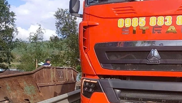 Camera giám sát "tố" xe container đổ trộm rác thải công nghiệp