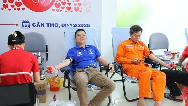 EVNGENCO2 và Nhiệt điện Cần Thơ hưởng ứng Tuần lễ hồng EVN lần XI