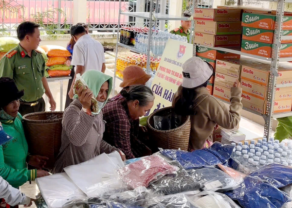  Khởi động mô hình “Cửa hàng 0 đồng” của Công an xã Công Hải -0