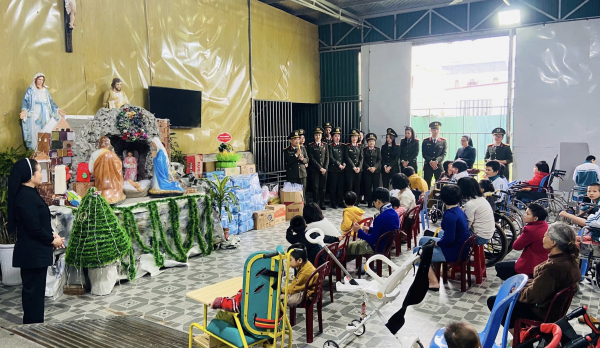 Công an tỉnh Nghệ An tặng quà các trẻ mồ côi, khuyết tật tại các Trung tâm bảo trợ xã hội -0