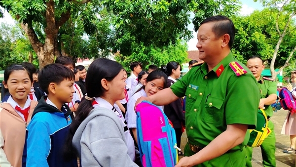 Trao 444 suất quà tặng học sinh vùng bão lũ ở Đắk Lắk