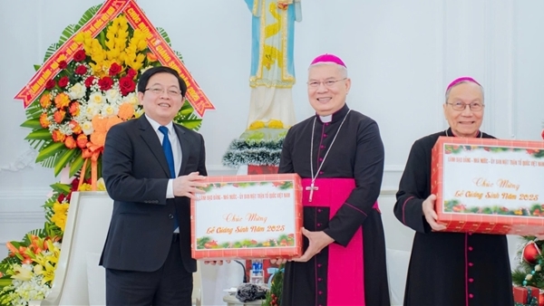 Phó Thủ tướng Hồ Quốc Dũng chúc mừng Giáng sinh Tổng Giáo phận Huế