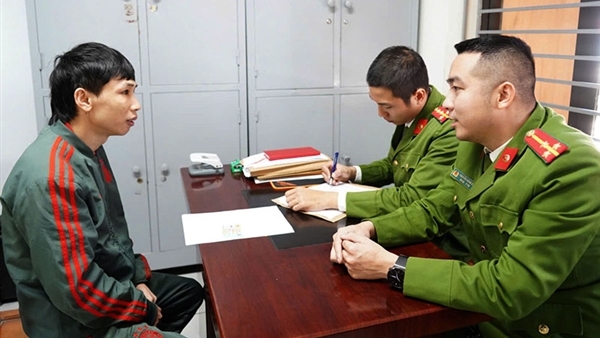 Vận động đối tượng truy nã trốn ở Thái Lan về đầu thú