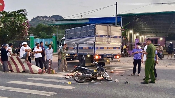 Thiếu niên 16 tuổi tử vong khi điều khiển xe máy va chạm ô tô