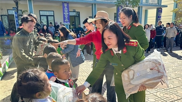 Lan tỏa “hơi ấm mùa đông” từ những việc làm nghĩa tình