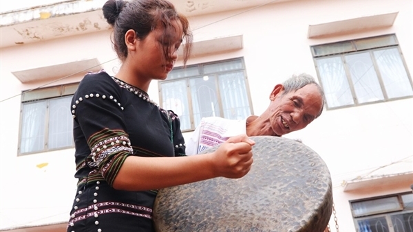 Cấp chứng nhận hoàn thành lớp truyền dạy nhạc cụ truyền thống cho 150 người đồng bào DTTS