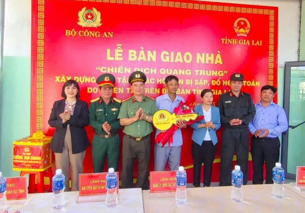 Bàn giao 2 căn nhà “Chiến dịch Quang Trung” đầu tiên ở Gia Lai do Công an xây dựng -0