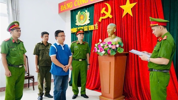 Cửa hàng trưởng xăng dầu tham ô hơn 7,3 tỷ đồng để cá độ bóng đá