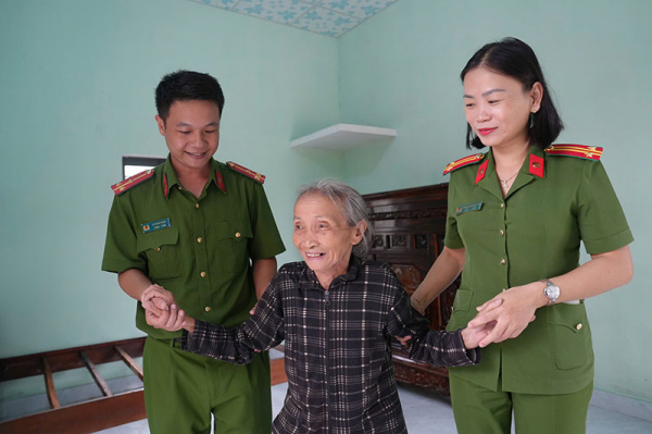 Bàn giao 4 căn nhà thuộc “Chiến dịch Quang Trung” cho người dân ở Gia Lai -1
