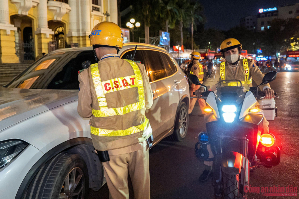 Công an Hà Nội giữ bình yên cho nhân dân vui đón Giáng sinh ảnh 6 a2.jpg -1