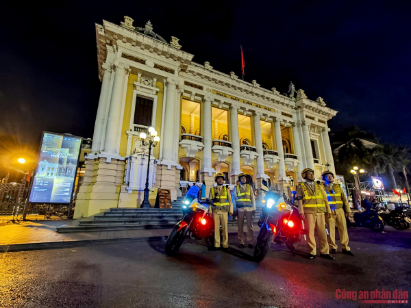 Công an Hà Nội giữ bình yên cho nhân dân vui đón Giáng sinh ảnh 7 a3.jpg -2