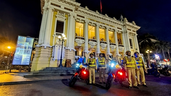 Công an Hà Nội giữ bình yên cho nhân dân vui đón Giáng sinh