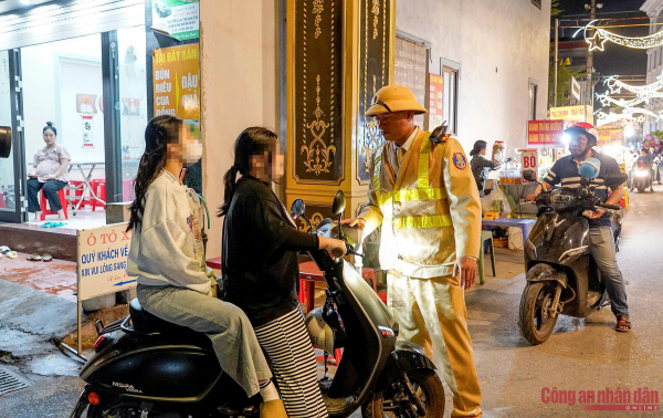 Công an Hà Nội giữ bình yên cho nhân dân vui đón Giáng sinh -1