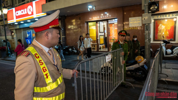 Công an Hà Nội giữ bình yên cho nhân dân vui đón Giáng sinh ảnh 2 pic (47).jpg -0