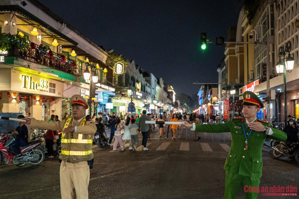 Công an Hà Nội giữ bình yên cho nhân dân vui đón Giáng sinh ảnh 4 pic (58).jpg -0