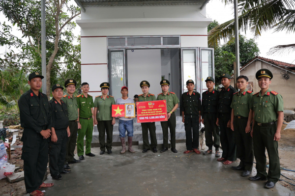 Trao Công trình thanh niên hỗ trợ người dân Khánh Hòa khắc phục hậu quả mưa lũ - 1