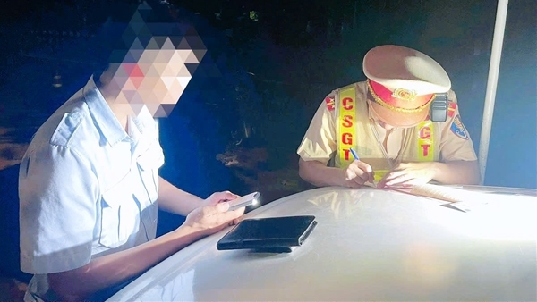 Không chở bệnh nhân nhưng bật đèn ưu tiên, 2 tài xế xe cứu thương bị lập biên bản