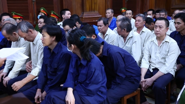 Tuyên án 53 bị cáo trong vụ án buôn lậu 1,7 triệu lít dầu