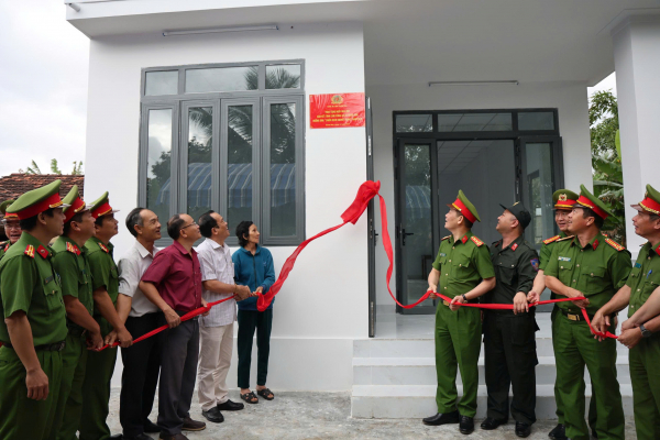 Công an tỉnh Khánh Hòa bàn giao thêm hai căn nhà trong Chiến dịch Quang Trung -0