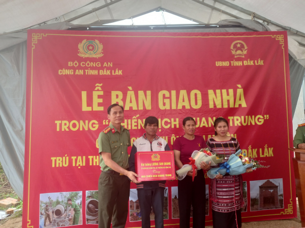Công an tỉnh Đắk Lắk trao tặng căn nhà đầu tiên trong “Chiến dịch Quang Trung” -0