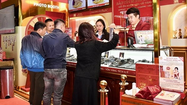 Gian hàng Bảo Tín Minh Châu “hút” khách tại hội chợ ASEAN++ 2025: Trang sức đẹp sang, nhận ngàn quà tặng