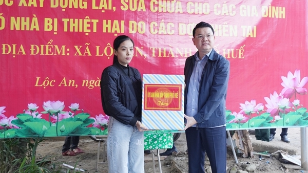 TP Huế bàn giao căn nhà đầu tiên tặng người dân sau 25 ngày thần tốc thực hiện “Chiến dịch Quang Trung”