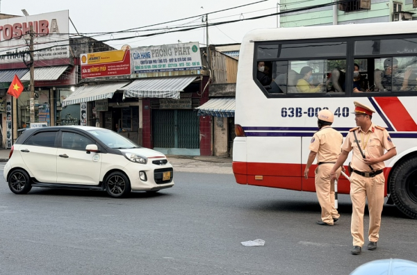 CSGT có mặt tại các điểm nóng giúp người dân về quê nghỉ Tết dương lịch an lành -0
