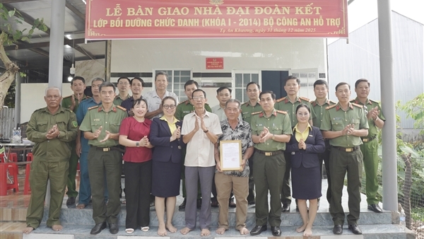 Công an Cà Mau bàn giao nhà Đại đoàn kết tại xã Tạ An Khương