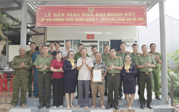 Công an Cà Mau bàn giao nhà Đại đoàn kết tại xã Tạ An Khương -0