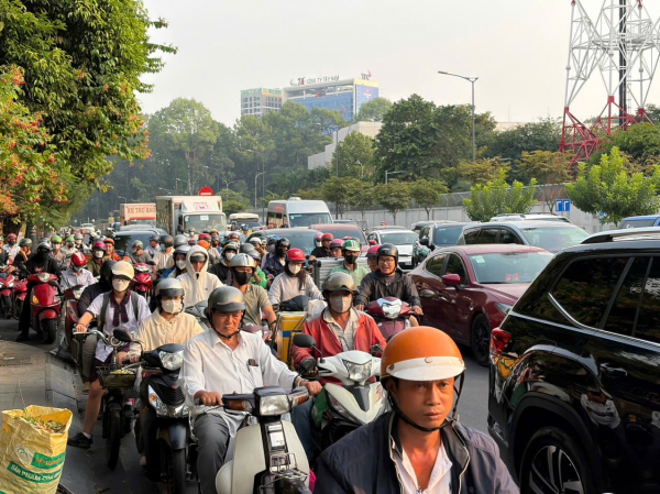 CSGT có mặt tại các điểm nóng giúp người dân về quê nghỉ Tết dương lịch an lành -3