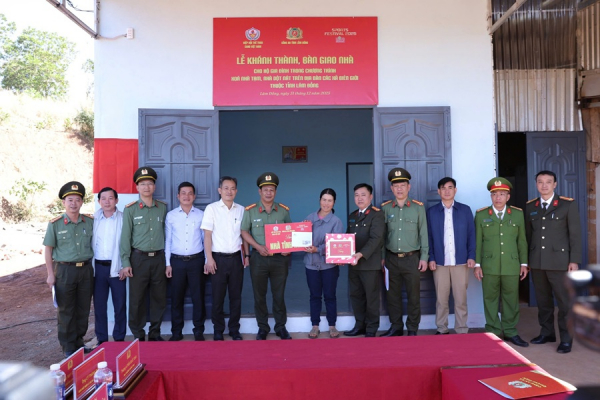 Công an Lâm Đồng bàn giao thêm 5 căn nhà cho người dân các xã biên giới -0