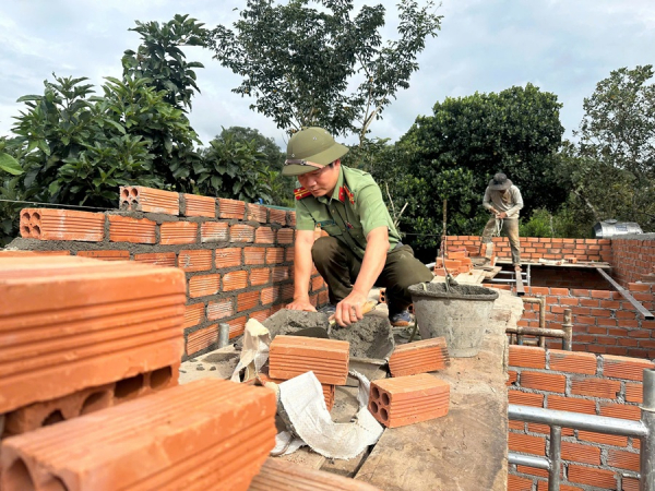 Công an Lâm Đồng bàn giao thêm 5 căn nhà cho người dân các xã biên giới -0