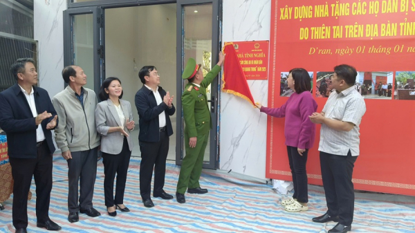 Trao quà của Bộ Công an cho gia đình được xây nhà mới sau lũ ở Lâm Đồng -0