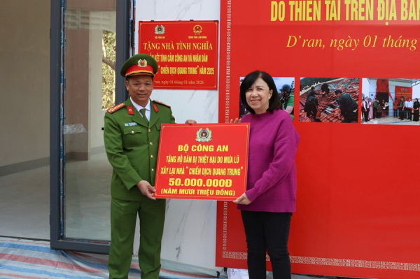 Trao quà của Bộ Công an cho gia đình được xây nhà mới sau lũ ở Lâm Đồng -0