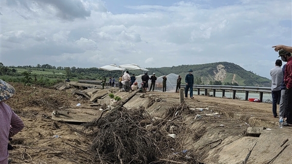 Sập "hàm ếch" bờ kè sạt lở bên sông Ba, 4 người trú mưa tử vong