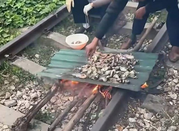 Bị xử phạt vì nấu thực phẩm trên đường sắt -0