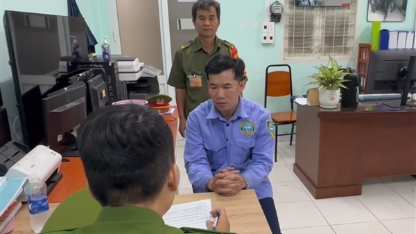 Bắt khẩn cấp kẻ khiếm nhã, ném ly thuỷ tinh vào đầu phụ nữ