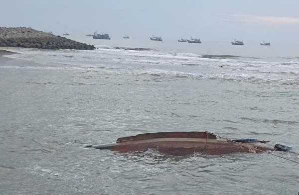 Tàu cá bị sóng đánh chìm, 1 thuyền viên mất tích -0