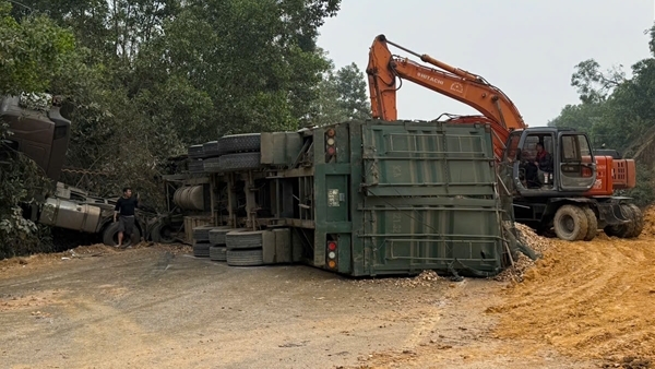 Va chạm với xe tải, xe đầu kéo bị lật đè lên xe ô tô con khiến 2 người thương vong