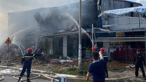 Cảnh sát dùng xe cẩu phá vách tôn, khống chế vụ cháy nổ cửa hàng vật liệu