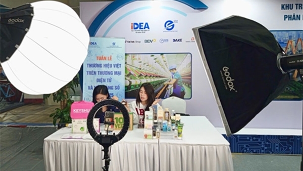 Kỳ vọng thương mại điện tử xuyên biên giới "cất cánh"