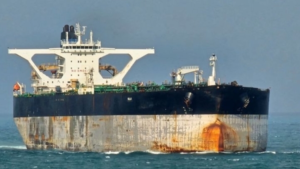 Mỹ điều quân bám đuổi tàu chở dầu treo cờ Nga