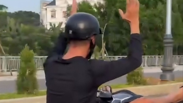 Điều khiển xe máy bằng chân, nam thanh niên bị tịch thu xe SH