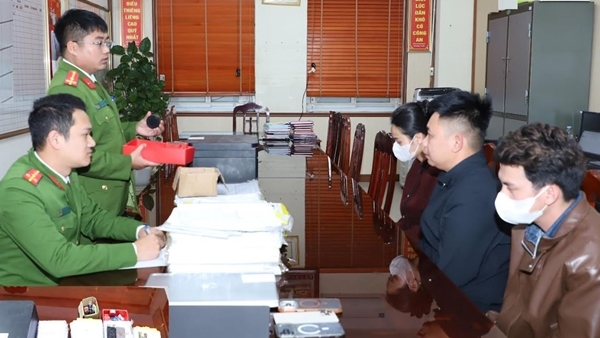 Làm giả con dấu để  “rút ngắn thời gian” tuyển dụng lao động